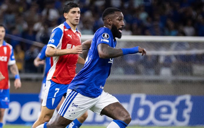 Gerson em jogo contra a Universidad Católica