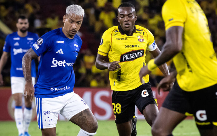 Matheus Pereira no duelo com o Barcelona-EQU