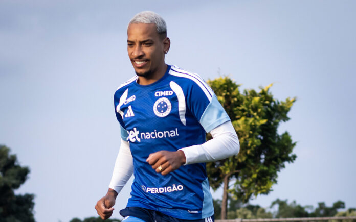 Matheus Pereira em treino do Cruzeiro, na Toca II