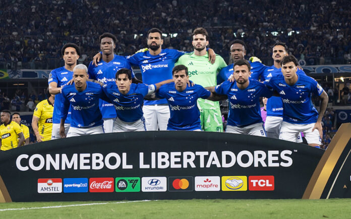Time do Cruzeiro no duelo com o Barcelona-EQU