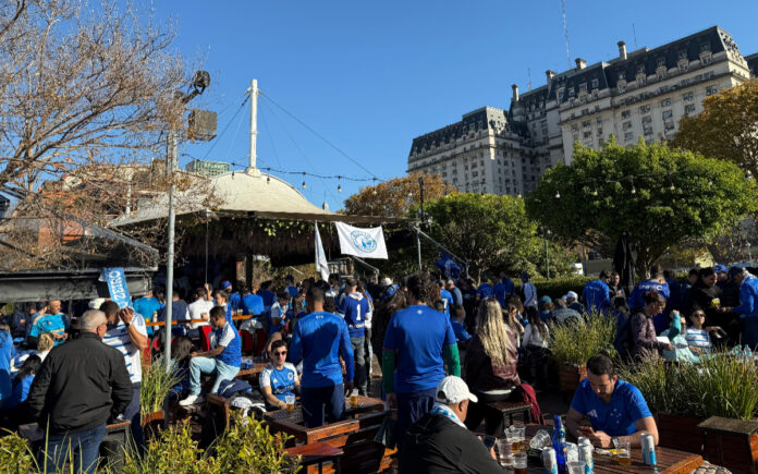 Torcida do Cruzeiro em bar em Buenos Aires