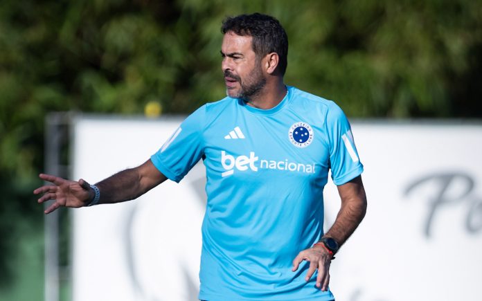 Artur jorge durante preparação do Cruzeiro nesta sexta-feira (8)