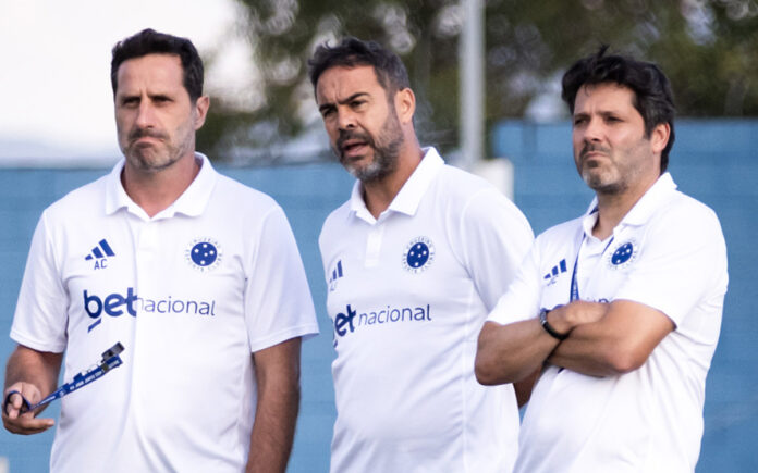 Artur Jorge ao lado de André Cunha e João Cardoso, membros da comissão técnica