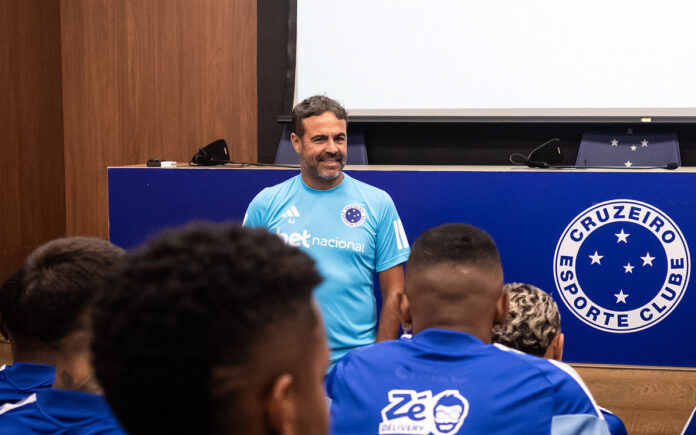 Artur Jorge marcou presença na reapresentação dos jogadores do Cruzeiro (Foto: Gustavo Aleixo/Cruzeiro)