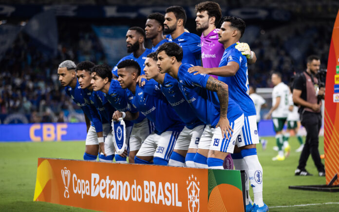 Elenco do Cruzeiro antes de duelo pela 5ª fase da Copa do Brasil