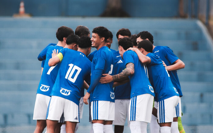 Crias do Cruzeiro na Toca da Raposa I (Foto: Gustavo Martins/Cruzeiro)