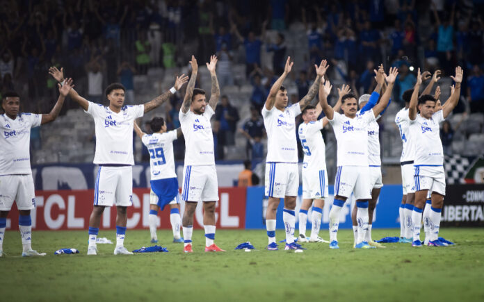 Time do Cruzeiro no Mineirão após vitória diante do Barcelona-EQU (Foto: Gustavo Aleixo/Cruzeiro)