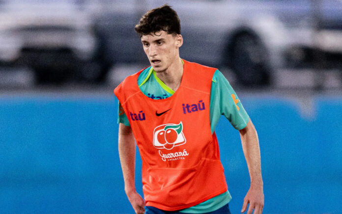 Eduardo Pape em treino da Seleção Sub-17 (Foto: Daniel Santos/QFC)