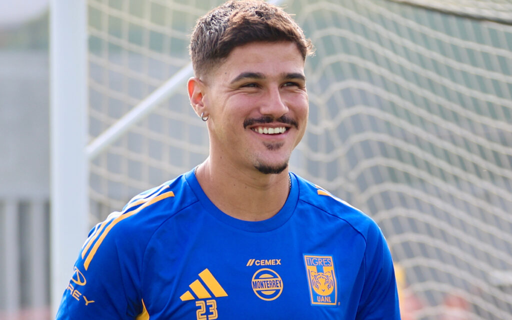 Rômulo em ação pelo Trigres, do México (Foto: Divulgação/Tigres)
