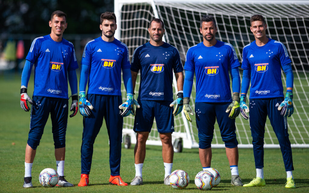 Vinícius (no canto direito) ao lado de Fábio, Rafael e Vitor Eudes em treino do Cruzeiro (Foto: Bruno Haddad/Cruzeiro)

