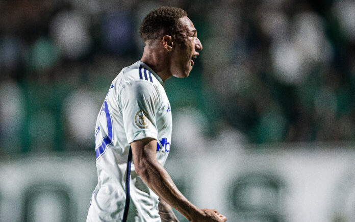 Robert comemora gol marcante pelo Cruzeiro (Foto: Divulgação/Cruzeiro)