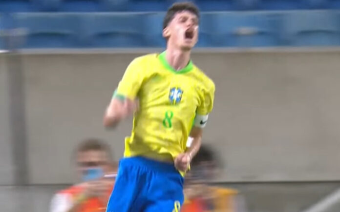 Pape, cria do Cruzeiro, comemora gol pela Seleção (Foto: Reprodução/CBF TV)