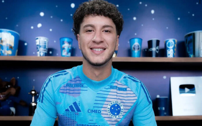 Diogo assinou primeiro contrato profissional com o Cruzeiro (Foto: Divulgação/Cruzeiro)