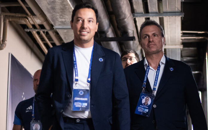 Pedro Junio, vice-presidente da SAF do Cruzeiro, e Bruno Spindel, executivo de futebol do clube celeste (Foto: Gustavo Aleixo/Cruzeiro)