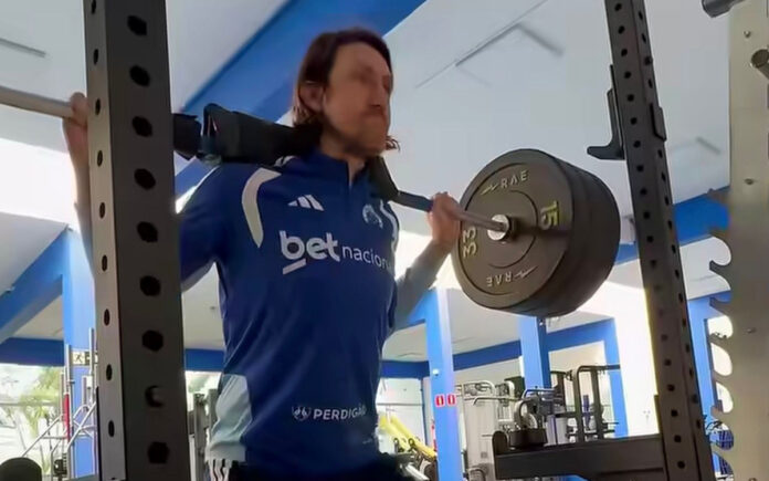 Cássio na academia da Toca da Raposa (Foto: Reprodução/TV Cruzeiro)