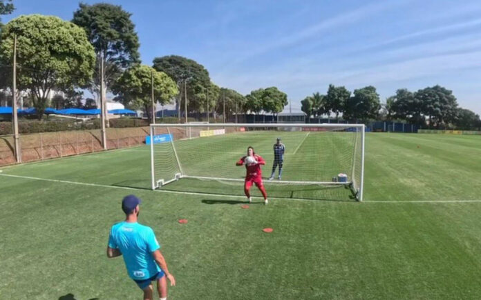 Cássio em treino na Toca da Raposa ll (Foto: Reprodução/Redes Sociais)