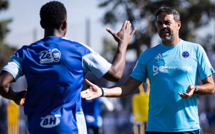 Artur Jorge e Sinisterra durante a intertemporada do Cruzeiro (Foto: Gustavo Aleixo/Cruzeiro)