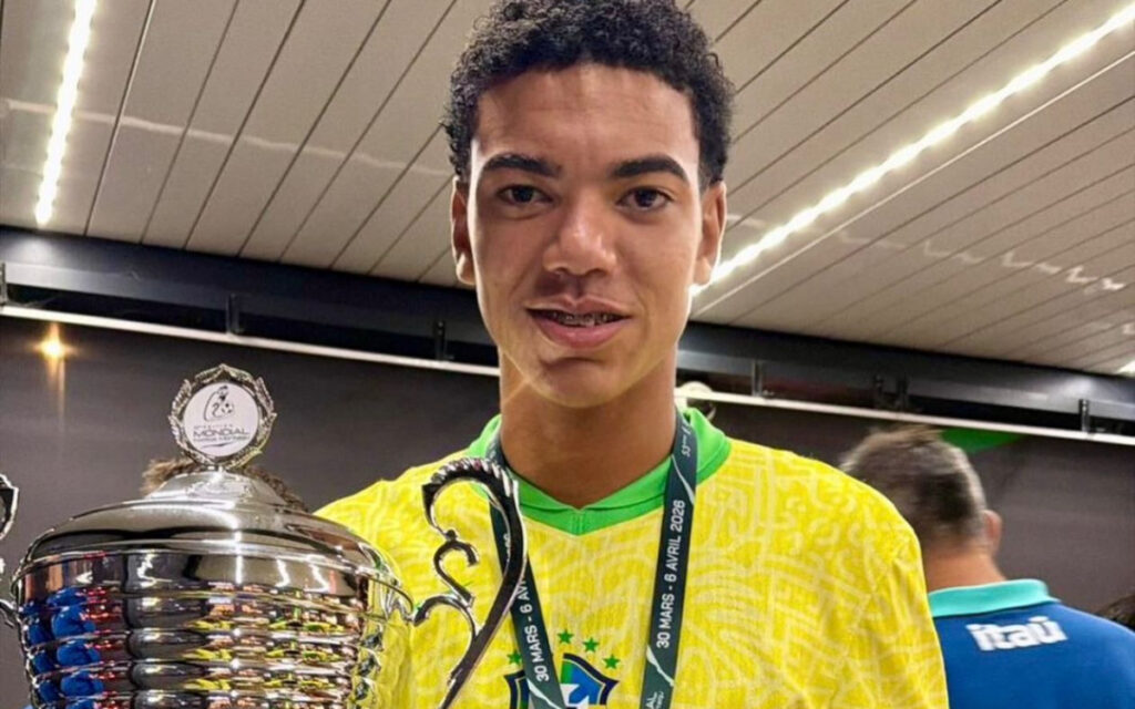 Julio Damique foi campeão do Torneio Internacional de Montaigu, com a Seleção Sub-16 (Foto: Reprodução/Cruzeiro)