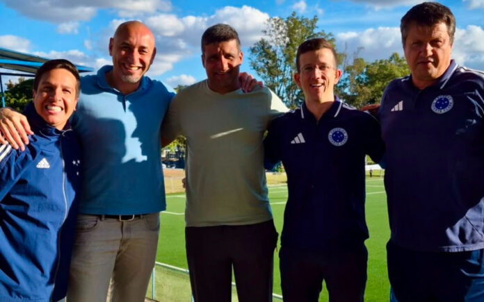 Ex-goleiro Gomes visitou a Toca da Raposa neste sábado (Foto: Divulgação/Cruzeiro)