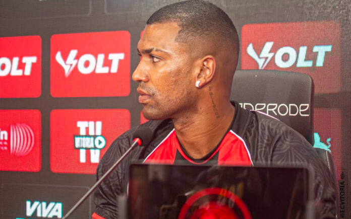 Walace em apresentação no Vitória (Foto: Victor Ferreira/Vitória)