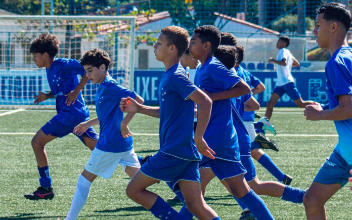 Jovens em treino na Toca da Raposa l (Foto: Divulgação/Cruzeiro)