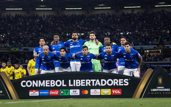 Time do Cruzeiro em jogo da Libertadores no Mineirão