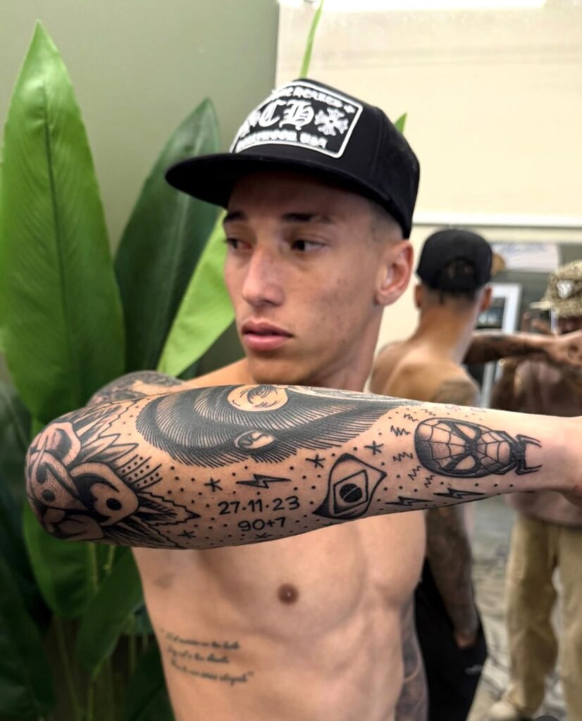 Robert tatuou o dia "27.11.23" e minuto "90+7" de gol importante pelo Cruzeiro (Foto: Reprodução/Redes Sociais)