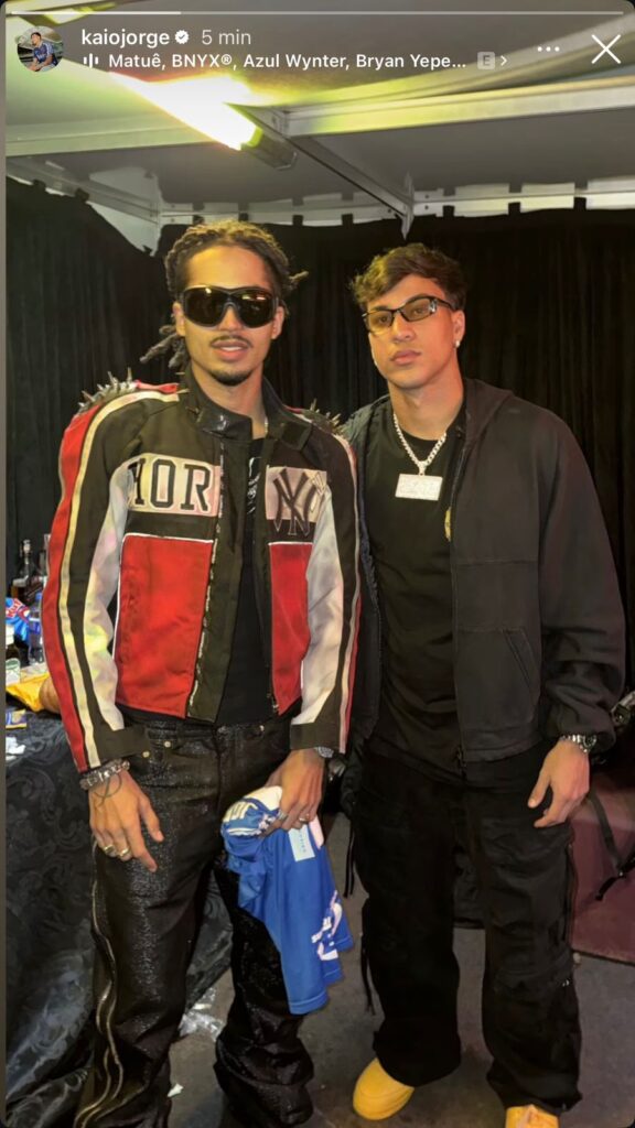 Kaio Jorge presenteou o rapper Matuê com uma camisa do Cruzeiro (Foto: Reprodução/Instagram)