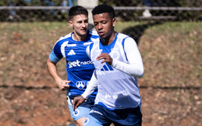 Arroyo durante treino do Cruzeiro nesta segunda (29), na Toca II