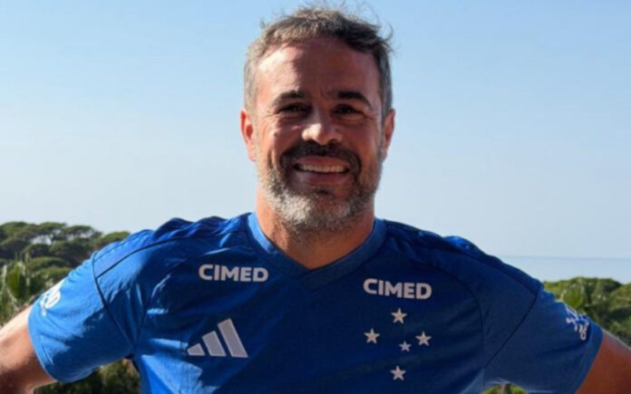 Artur Jorge com camisa do Cruzeiro na região do Algarve, em Portugal