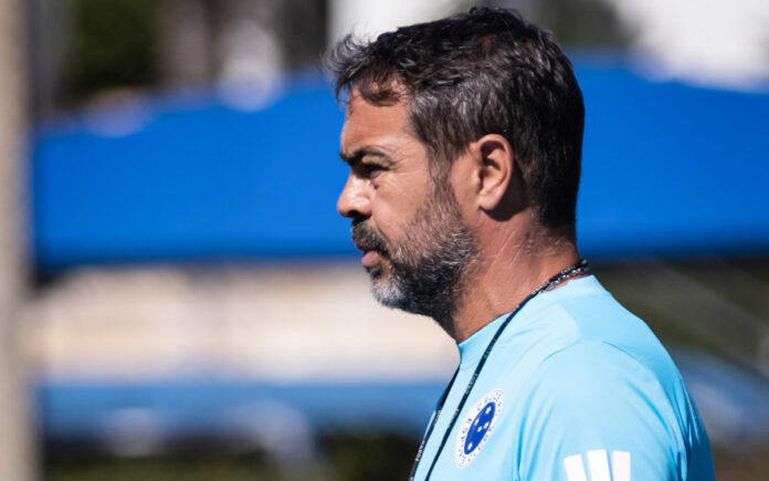 Artur Jorge durante treino do Cruzeiro, na Toca da Raposa II