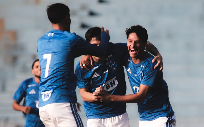 Jogadores do Cruzeiro comemoram gol pelo Sub-20 (Foto: Gustavo Martins/Cruzeiro)