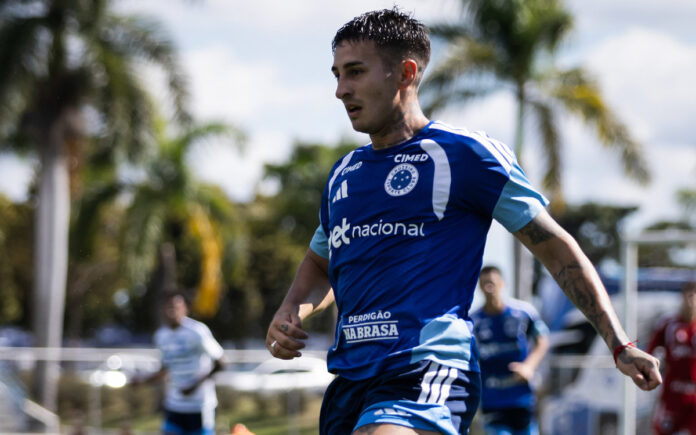 Gabriel Rojas durante treino do Cruzeiro, na Toca II