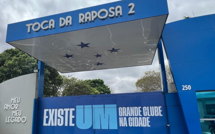 Jogadores do time principal e do sub-20 do Cruzeiro treinam na Toca II