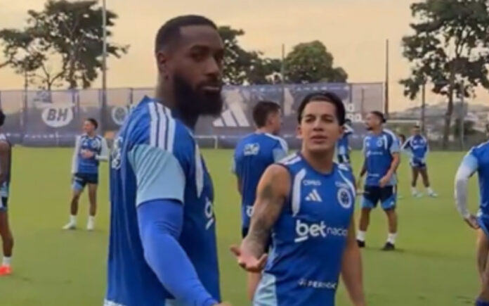 Gerson e Romero em brincadeira da TV Cruzeiro (Foto: Reprodução/TV Cruzeiro)