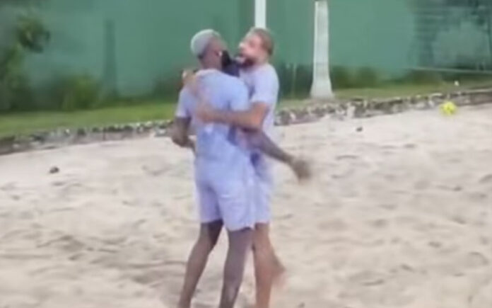 Gerson e João Marcelo formaram dupla em jogo no futevôlei