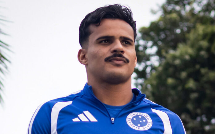 Kaiki, lateral do Cruzeiro, em treino na Toca II