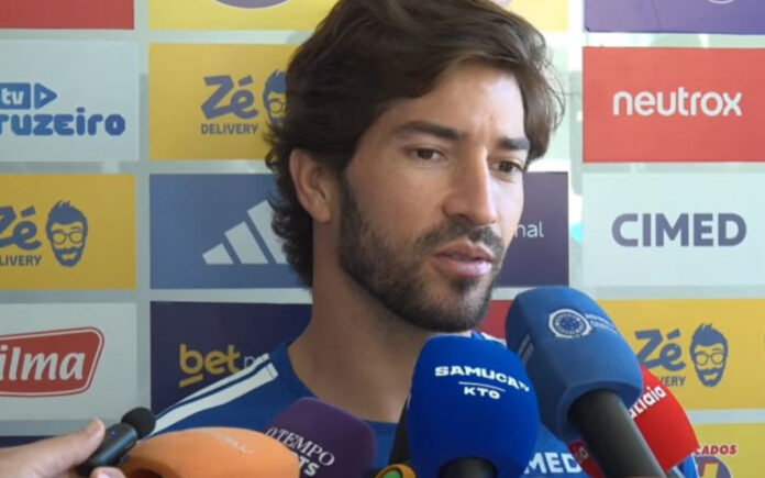 Lucas Silva, volante do Cruzeiro, em zona mista na Toca II
