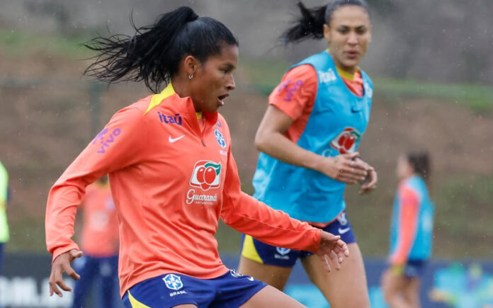 Marília, atacante do Cruzeiro, em treino da Seleção Feminina