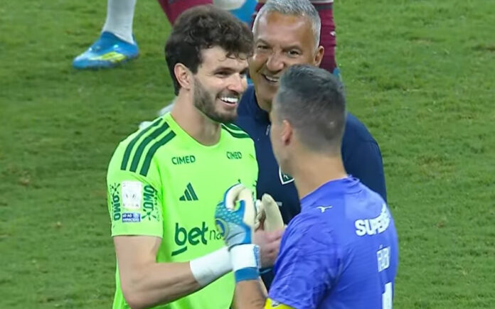 Otávio cumprimenta Fábio após apito final no Mineirão