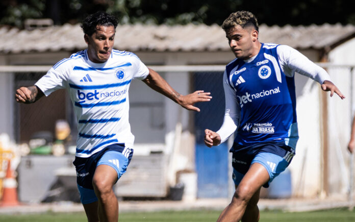 Romero em disputa de bola com Bruno Rodrigues na Toca II