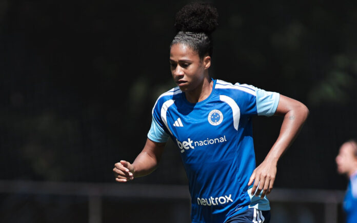 Tainara, zagueira do Cruzeiro, em treino na Toca da Raposa I