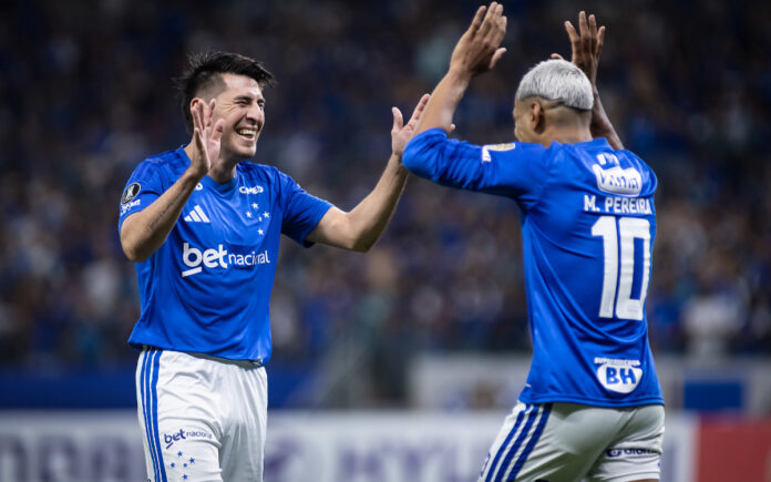 Villalba cumprimenta Matheus Pereira após golaço na Libertadores