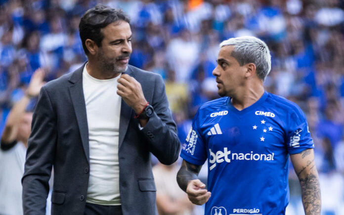 Artur Jorge e Fagner conversam na beira do campo
