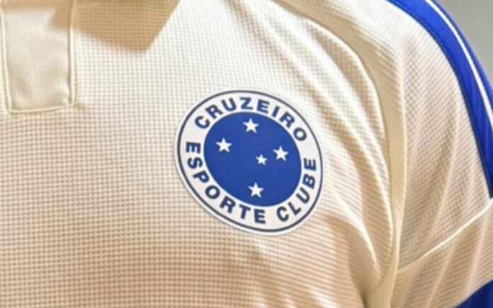 Escudo do Cruzeiro no terceiro uniforme produzido pela Adidas em 2026 (Foto: Reprodução/Redes sociais)