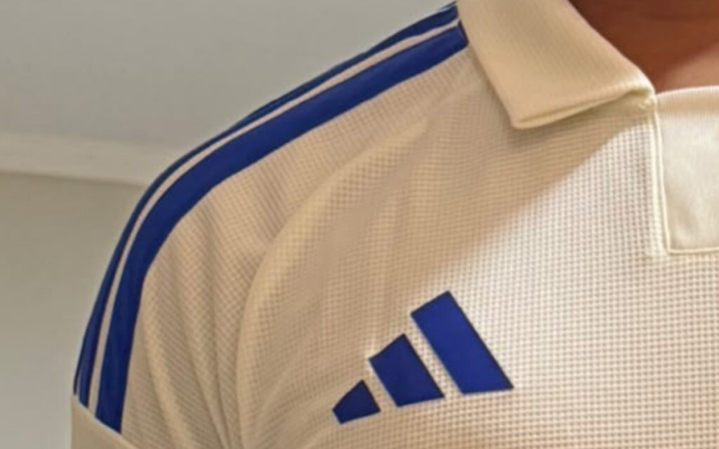 Detalhes do ombro do novo uniforme do Cruzeiro (Foto: Reprodução/Redes sociais)