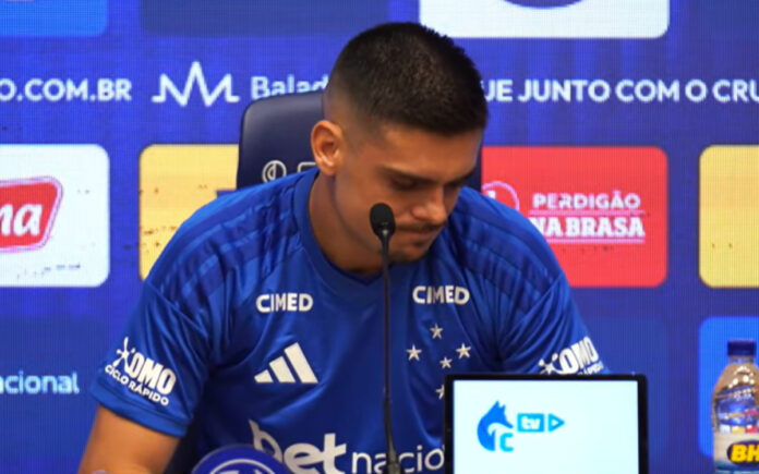 Pec se emocionou em coletiva de apresentação no Cruzeiro (Foto: Reprodução/TV Cruzeiro)
