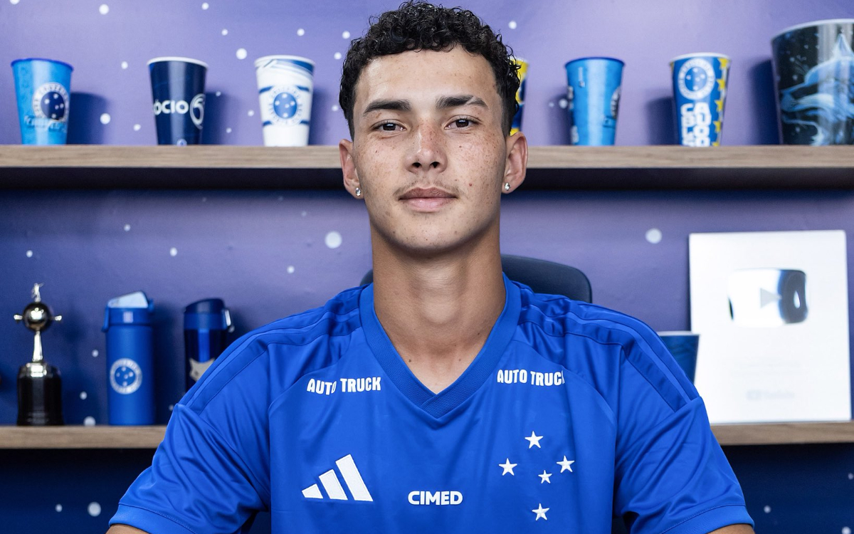 Cruzeiro renova contrato de jovem zagueiro observado por Artur Jorge no profissional