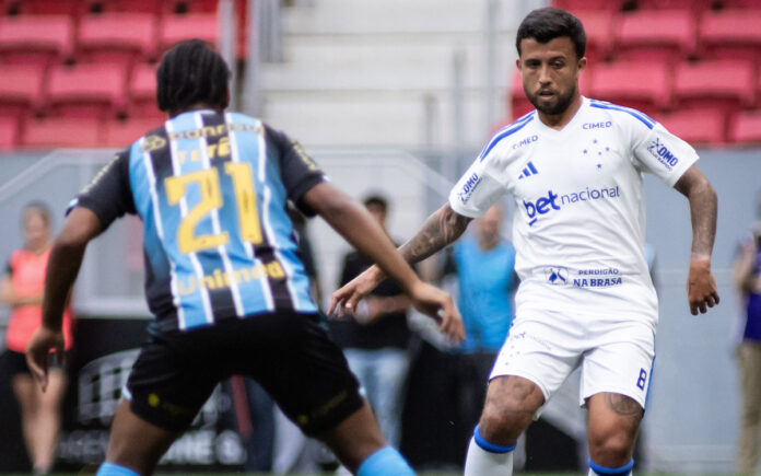 Matheus Henrique em ação no duelo com o Grêmio (Foto: Gustavo Aleixo/Cruzeiro)