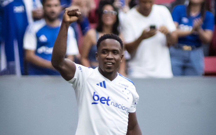 Sinisterra comemora gol pelo Cruzeiro diante do Grêmio (Foto: Gustavo Aleixo/Cruzeiro)